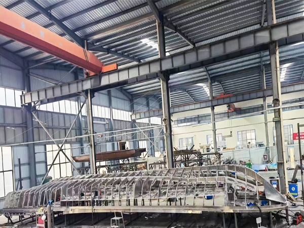 船體結(jié)實(shí)，造型美觀(guān)